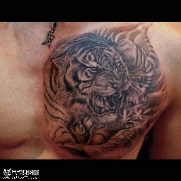 胸部老虎纹身图案