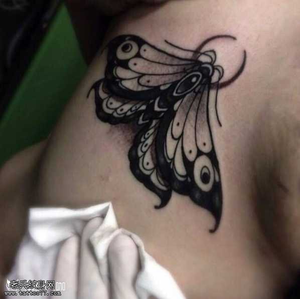 胸部蝴蝶纹身图案