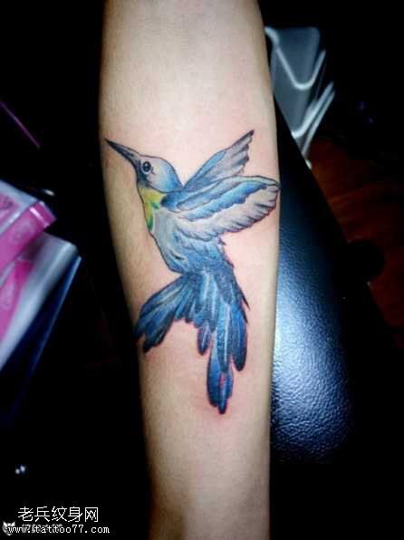 腿部小燕子纹身图案
