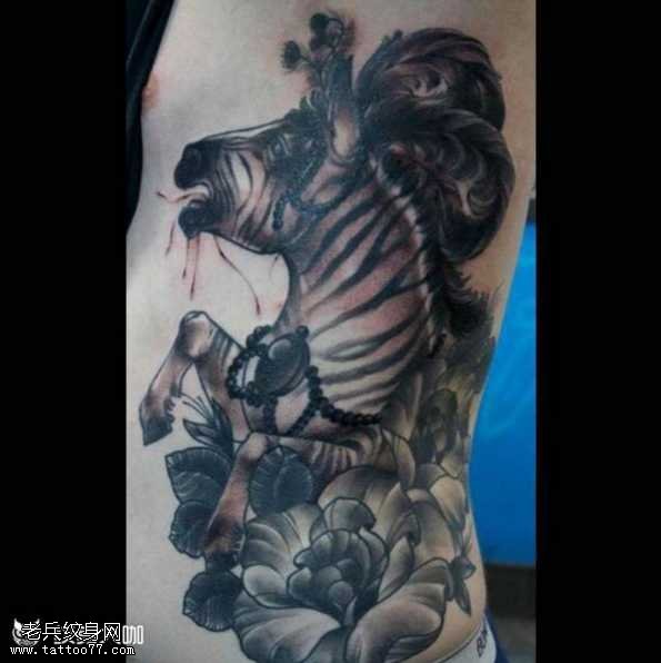 腰部斑马纹身图案