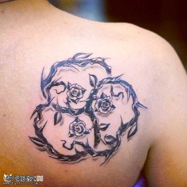 背部花朵纹身图案