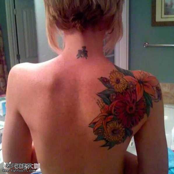 背部花花纹身图案