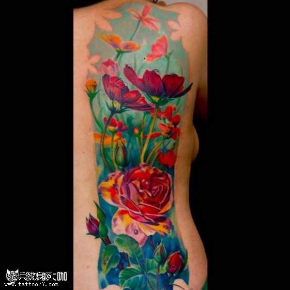 背部花朵纹身图案