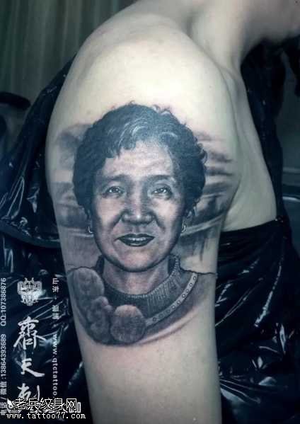 胳膊肖像纹身图案