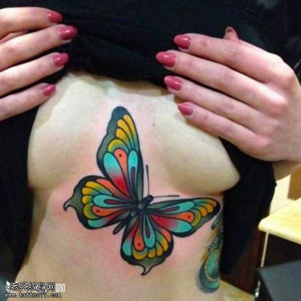 胸部彩蝴蝶纹身图案