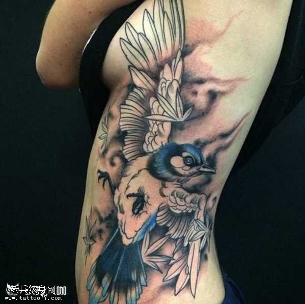 腰部鸽子纹身图案