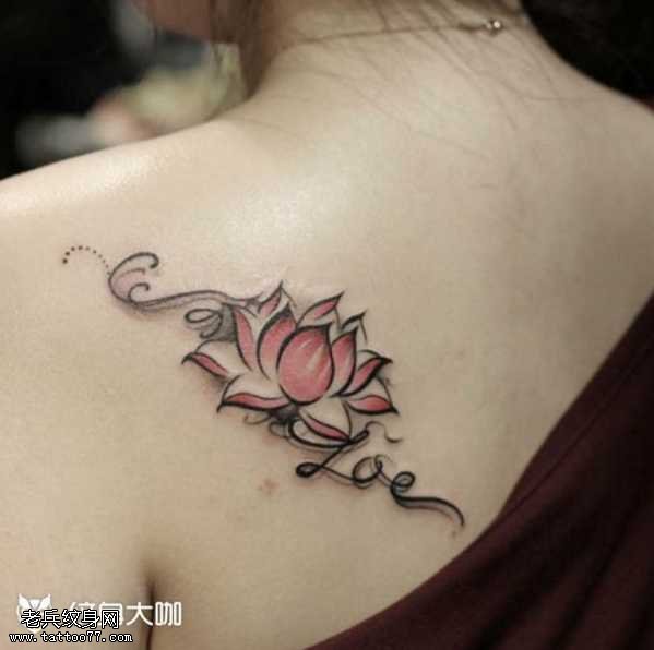 肩部粉莲花纹身图案