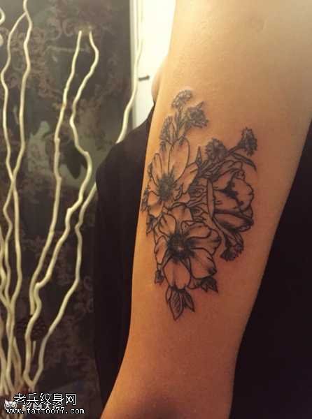 腿部小花朵纹身图案