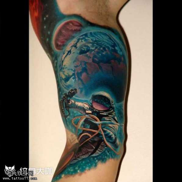 胳膊地球纹身图案