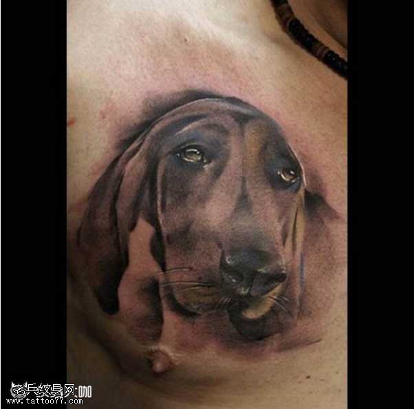 胸部狗狗纹身图案