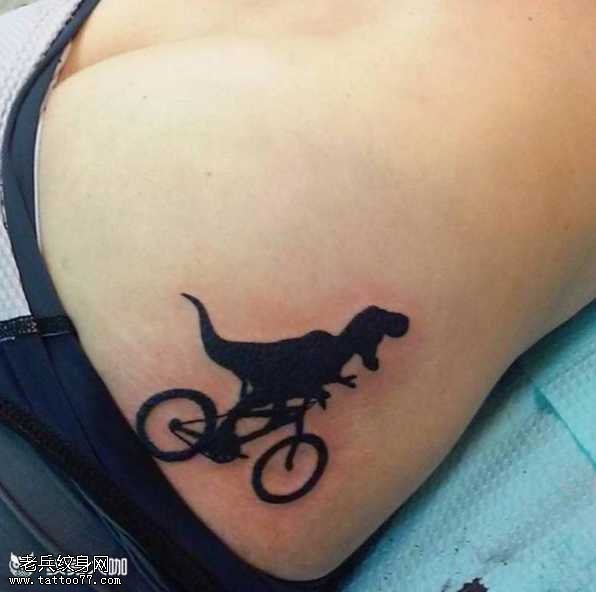腰部恐龙骑车纹身图案