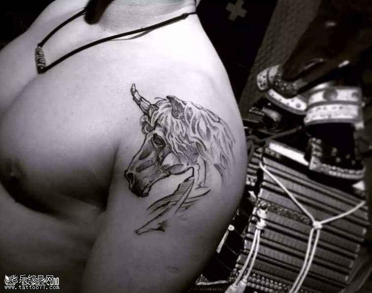 肩部独角兽纹身图案