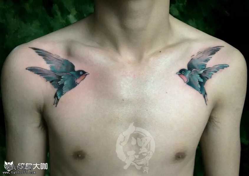 胸部燕子纹身图案