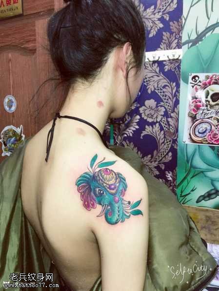 肩部小象头纹身图案