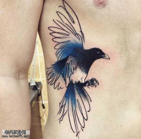 腰部小鸽子纹身图案