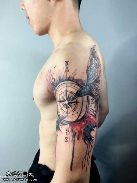 胳膊个性指南针纹身图案