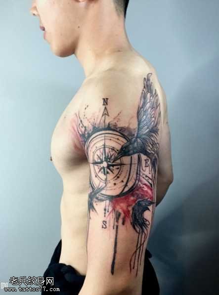 胳膊指南针纹身图案