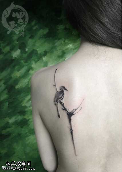 背部鸟纹身图案