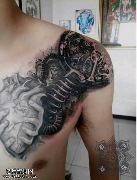 胸部机械心脏纹身图案