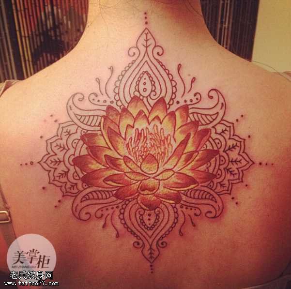 背部红莲花纹身图案