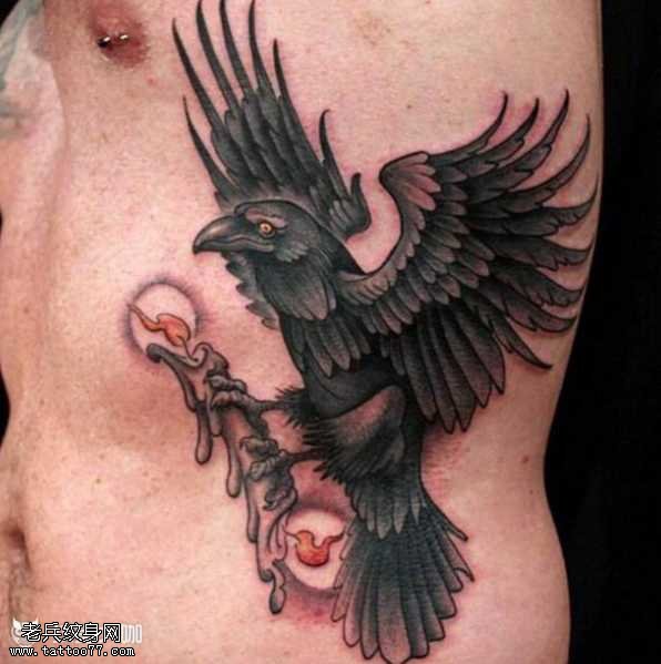 腰部乌鸦纹身图案