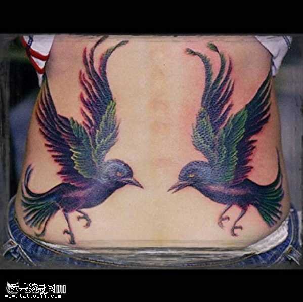 腰部乌鸦纹身图案