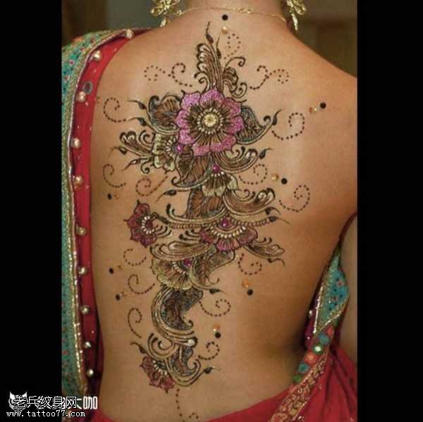 背部小花朵纹身图案