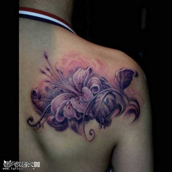 背部紫花纹身图案