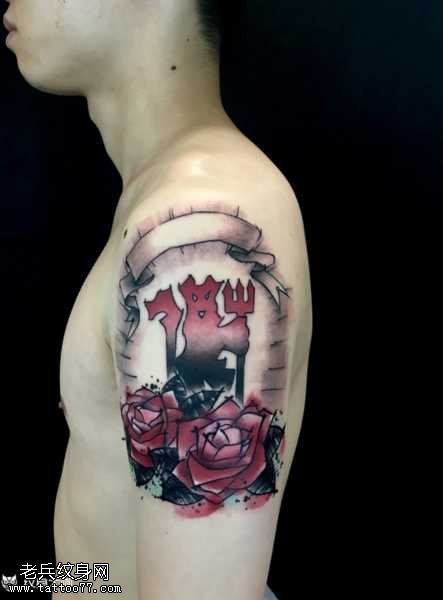 胳膊红魔花纹身图案