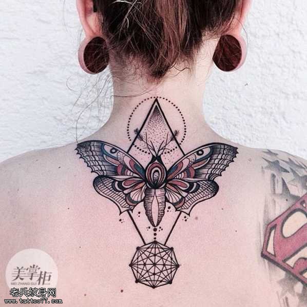 胸部飞蛾纹身图案