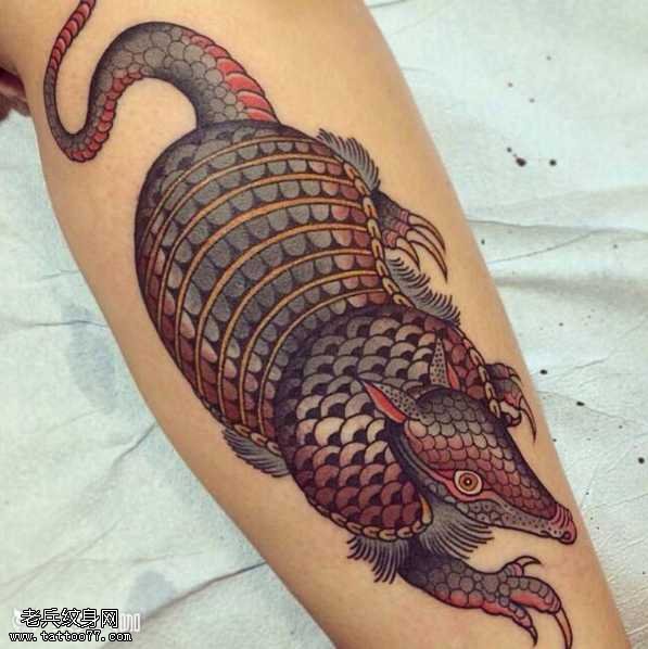 腿部不一样鼠纹身图案