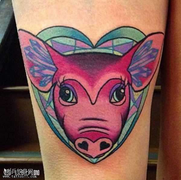 腿部粉猪纹身图案