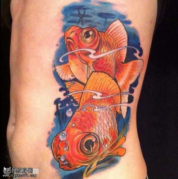 腰部金鱼纹身图案