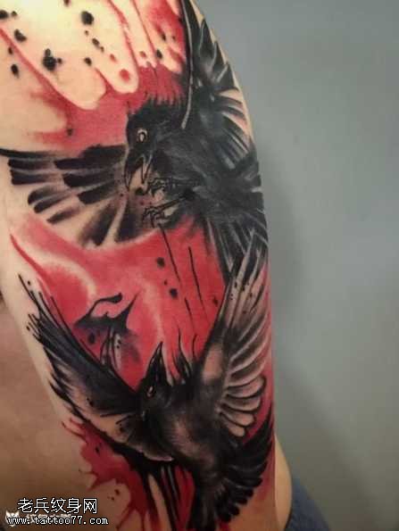 黑红乌鸦纹身图案