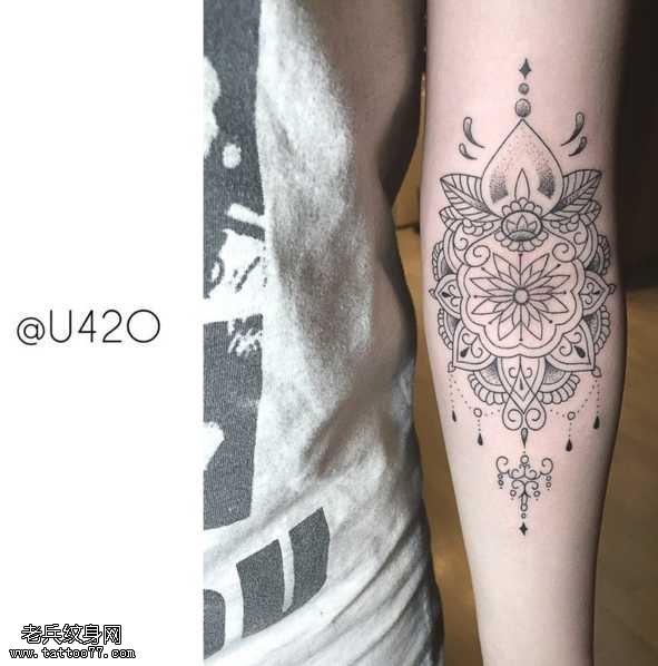 胳膊点刺花纹身图案