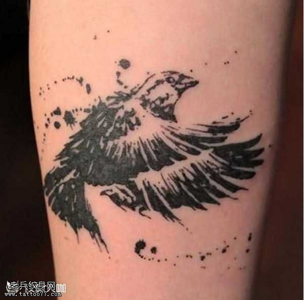 腿部水墨鸟纹身图案