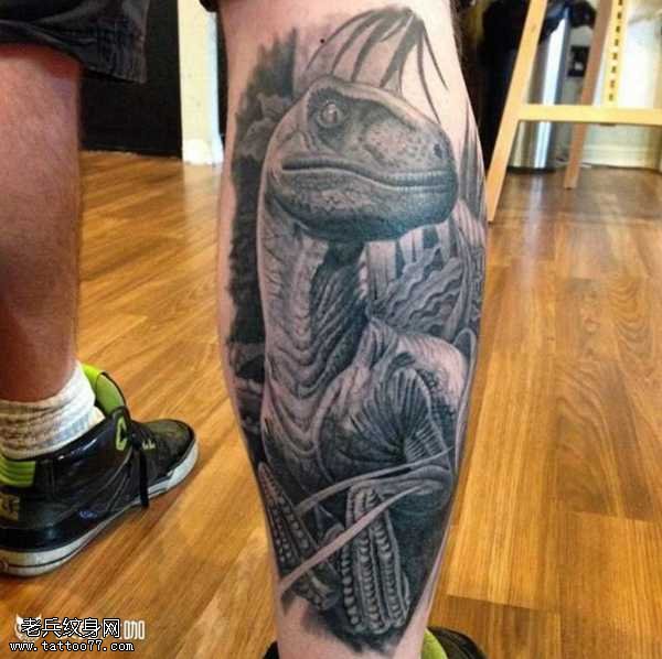 腿部逼真恐龙纹身图案