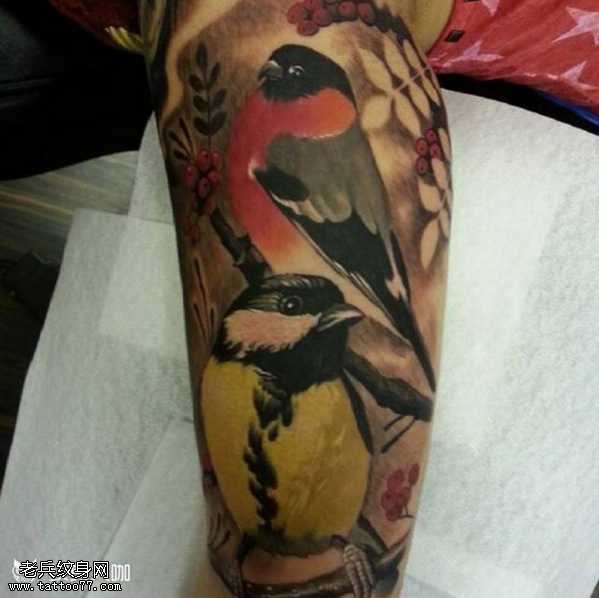 腿部小燕子纹身图案