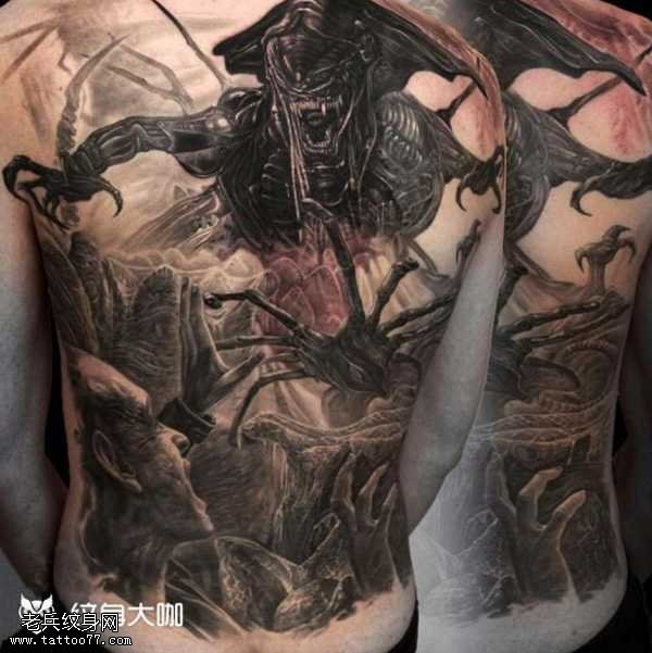 背部异形皇后纹身图案