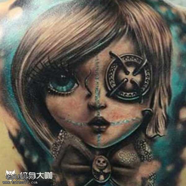 背部女孩戴着眼纹身图案