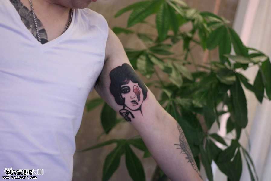 胳膊女郎纹身图案