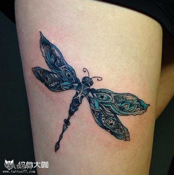 腿部蜻蜓纹身图案