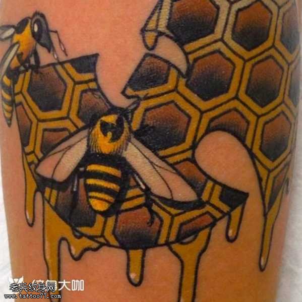 腿部蜜蜂纹身图案