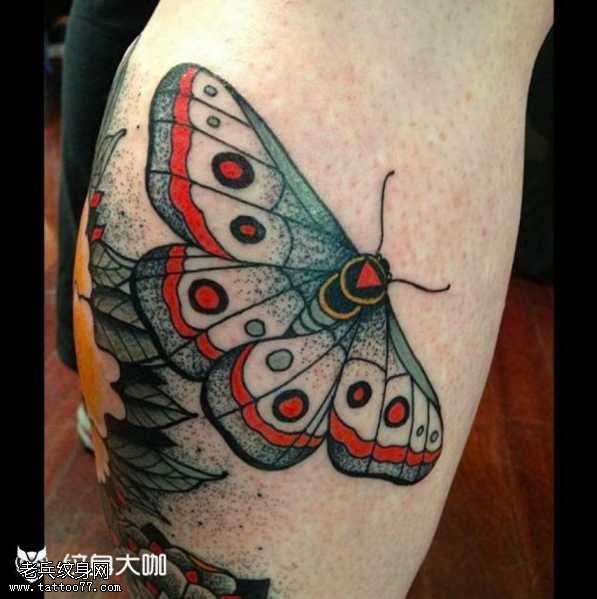 腿部飞蛾纹身图案