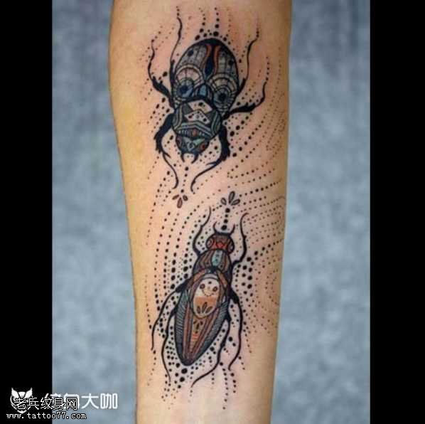 腿部昆虫纹身图案