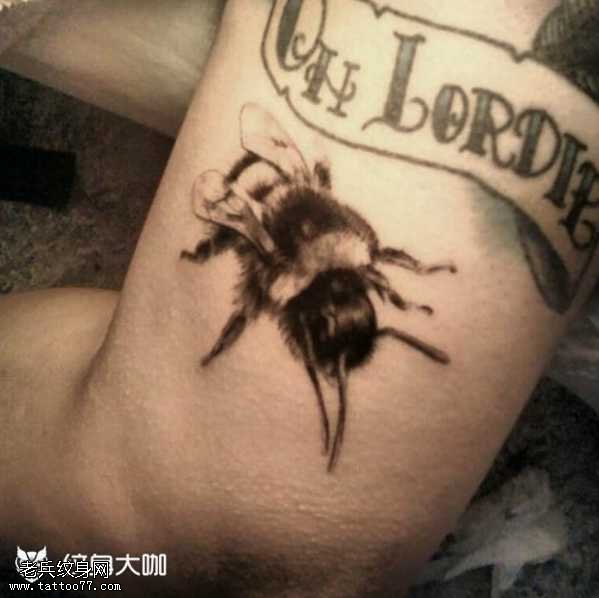 腿部个性蜜蜂纹身图案