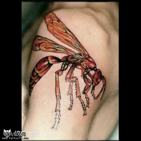 腿部马蜂纹身图案