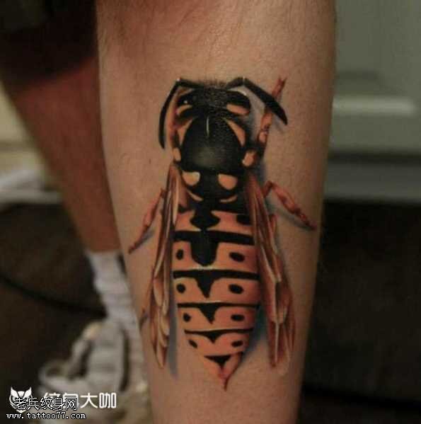 腿部马蜂纹身图案