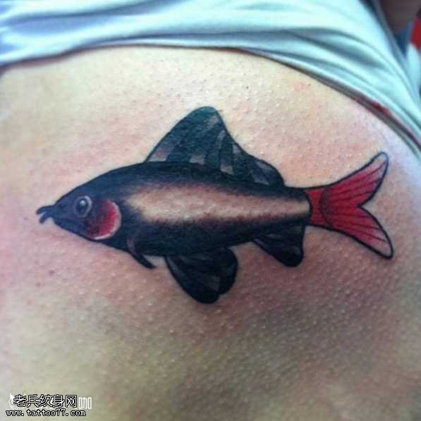 腰部金鱼纹身图案