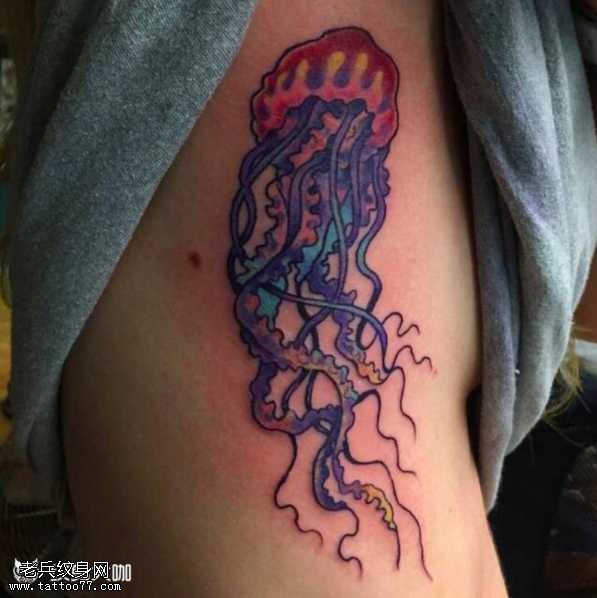 腰部水母纹身图案